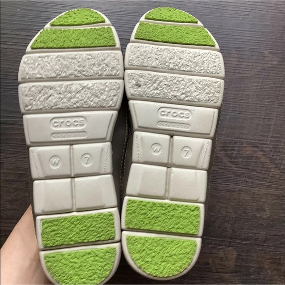 Crocs Size 7 Round Toe walking Loafers Fabric Women’s Canvas Tan Beige - Picture 4 of 4